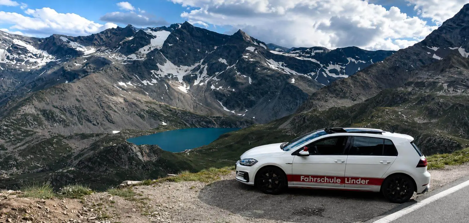 Fahrschulauto von Linder in Berglandschaft